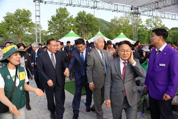 5월 2일 담양 대나무축제 개회식을 마치고 이개호 국회의원, 강기정 광주시장등이 행사징을 나서고 있다 (사진=차윤기 기자)