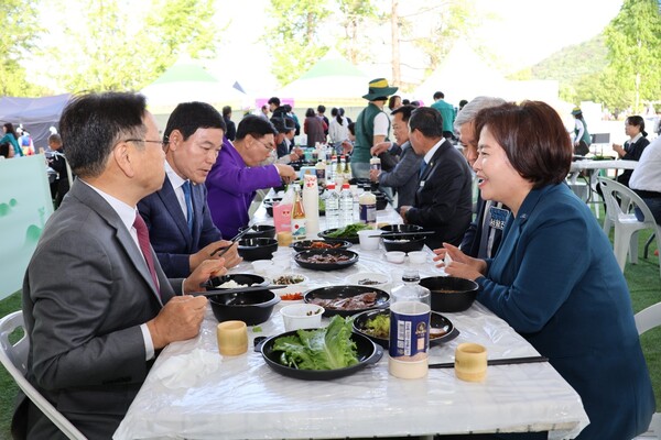 5월 2일 대나무축제 개회식을 마치고  내빈들이 저녁식사하는 모습. (사진=차윤기 기자)