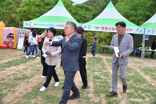 5월 5일 장세일 영광군수가 김경순 문화관광과장과 함께 행사장에 입장하고 있다. [사진=차윤기 기자]