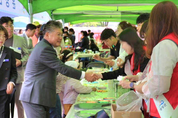 5월 5일 장세일 영광군수는 어린이날 대축제 1부행사 마무리 후 부스를 돌아보며 자원봉사자들과 악수를 하고 있다. [사진=차윤기 기자]