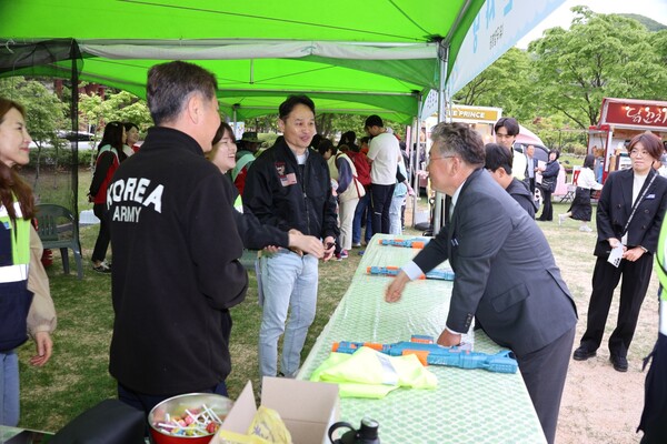 장세일 영광군수가 5월 5일 1부행사를 마치고 항공 드론부스를 돌아보고 있다. [사진=차윤기 기자]