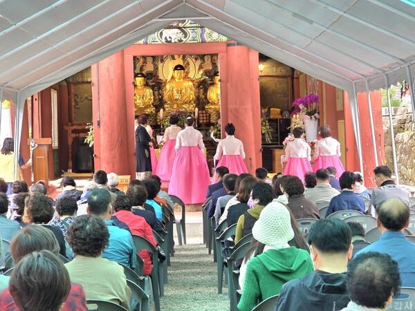 5월 5일 부처님오신 날 봉축 법요식이 열리는 불갑사 대웅전앞에 모인 불자들의 모습. [사진=차윤기 기자]