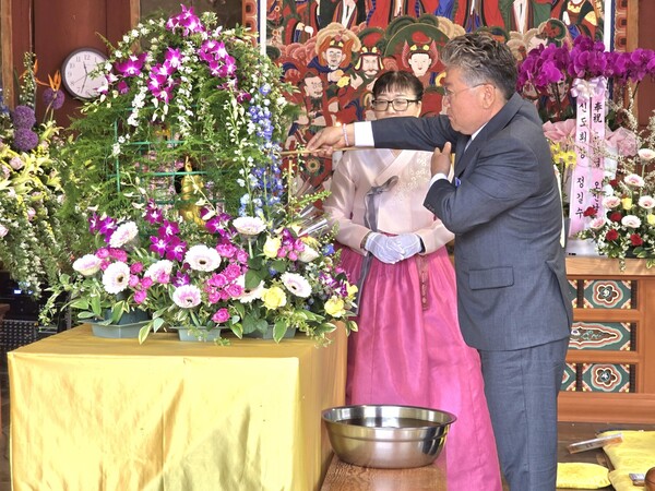 장세일 영광군수가 5월 5일 불갑사에서 봉축법요식에서 관불식을 진행하고 있다. [사진=차윤기 기자]