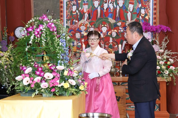 김강헌 영광군의회 의장이 5월 5일 불갑사 봉축법요식에서 관불식을 진행하고 있다. [사진=차윤기 기자]