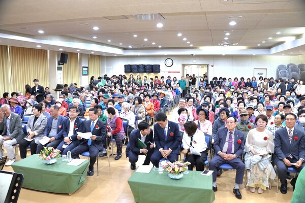 5월 7일 효사랑나눔 한마당에 참석한 내빈과 주민들의 모습. [사진=차윤기 기자]