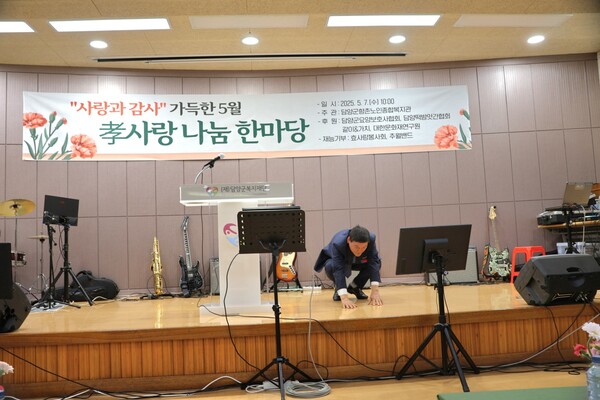 5월 7일 정철원 담양군수가 가정의 달 효사랑 나눔 한마당 에서 인사말에 앞서 어르신들께 큰절을 드리고 있는 모습. (사진=차윤기 기자)