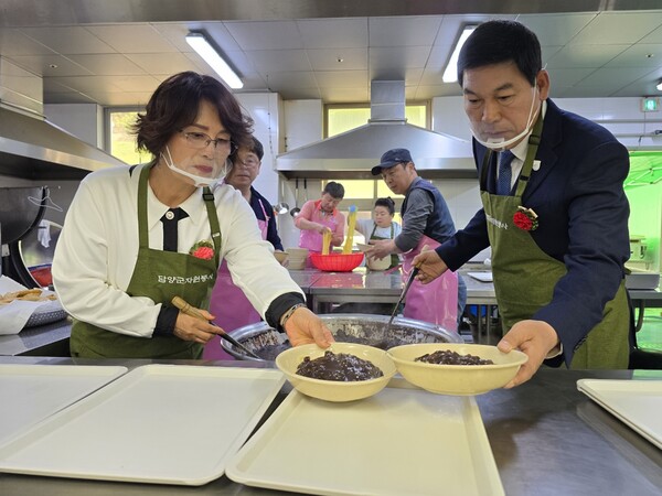 5월 7일 정철원 담양군수 부부가 가정의 달 효사랑나눔 한마당 1부 행사 끝나고 2층 식당에서 짜장면 나눔 봉사에 배식을 담당하고 있는 모습. [사진=차윤기 기자]