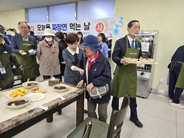 5월 7일 장명영 담양군의회 의장(우), 이규현 전남 도의원(좌)은 가정의 달 효사랑나눔 한마당 1부 행사 끝나고 2층 식당에서 짜장면 나눔 봉사로 홀 서빙을 하고 있는 모습. [사진=차윤기 기자]