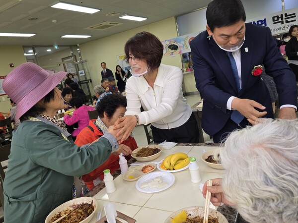 5월 7일 정철원 담양군수 부부는 배식을 마치고 식사하시는 어르신들을 직접 찾아가 악수하며 소통하는 모습. [사진=차윤기 기자]