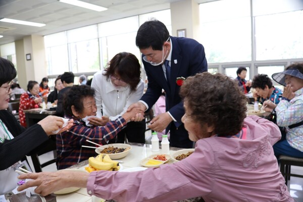5월 7일 정철원 담양군수 부부는  식사하는 어르신을 찾아 항상 건강하게 행복한 노년을 보내시길 바란다는 덕담을 전하는 모습. (사진=차윤기 기자)