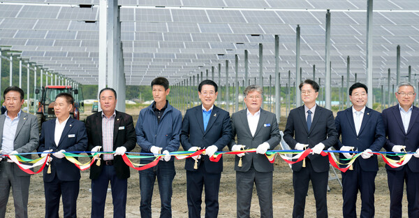 5월  8일 영광 염산면 월평마을에서 열린 ‘주민주도 영농형 태양광 1단계(1MW) 발전단지 준공식’에 참석한 주요 내빈들이 테이프커팅을 하고 있다.(사진=전라남도)