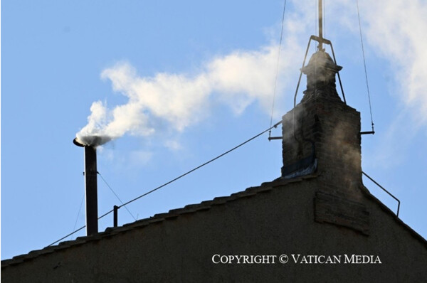 5월 8일 시스티나 경당의 굴뚝에서 흰 연기가 나오면서 신도들과 세계에 새로운 로마의 주교, 베드로의 후계자가 선출되었음을 알리고 있다. [사진=바티칸 미디어]