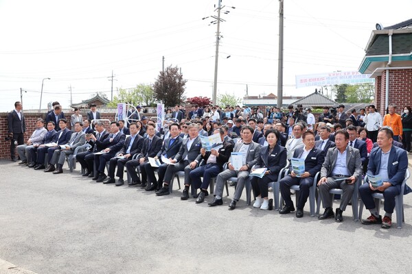 5월 8일 준공식에 참석한 내외빈 과 주민들이 함께하고 있다. [사진=차윤기 기자]