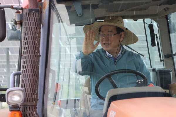 5월 8일 영농형 태양광 발전 시설에서 김영록 전라남도지사가 직접 트렉터를 이용, 영농작업을 시현해 보고 있다. [사진=차윤기 기자]