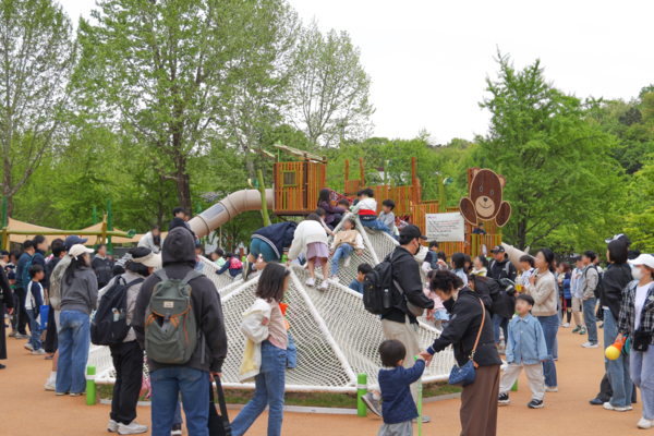 꿈틀꿈틀 정원놀이터에서 어린이들이 체험하고 있는 모습. [사진=GS건설]
