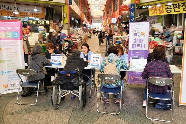 달서구가 서남신시장에서 '찾아가는 치매상담실'을 운영하고 있다. [사진=달서구]