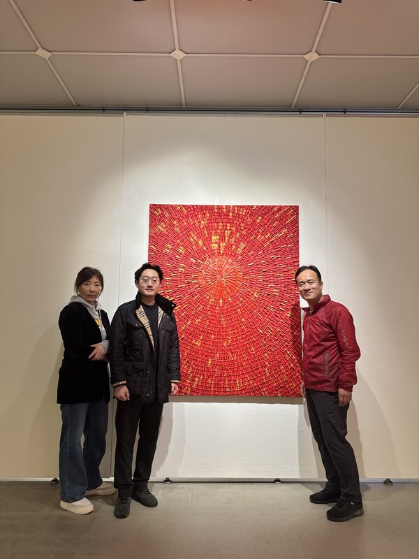 왼쪽부터) 작품앞에 선 오지윤 작가, 심진우 기자, 최승욱 편집국장 (자료제공: 심진우 기자)