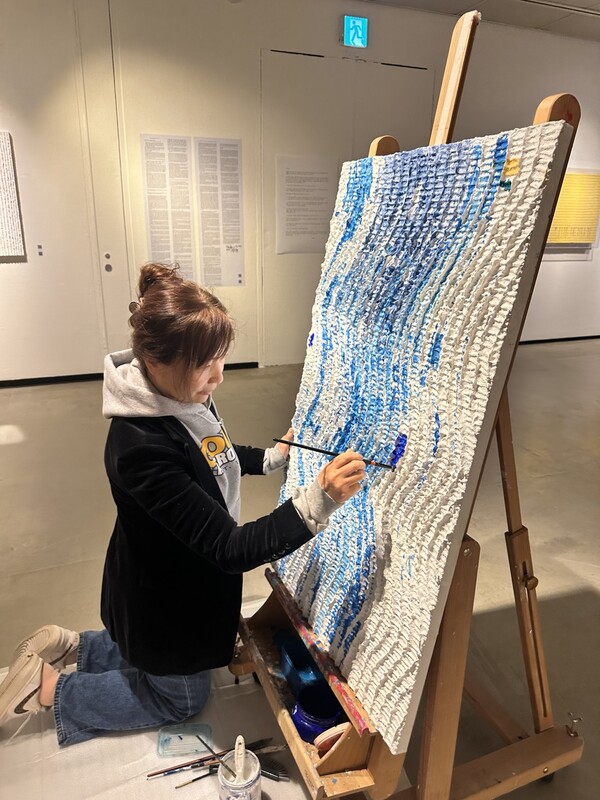 체험용 작가 작품에 물감을 칠하는 오지윤 작가 (자료제공: 심진우 기자)