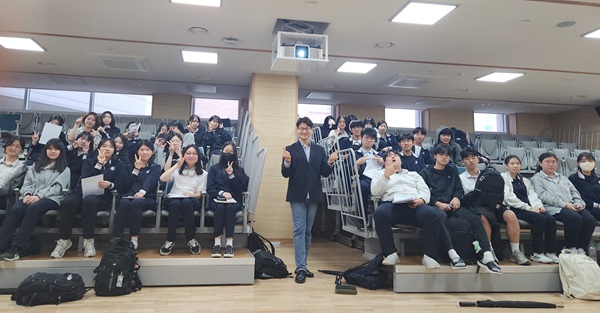 '기획력으로 강해지기' 특강이 끝나고 허영훈 대표(가운데)가 학생들과 기념 촬영을 하고 있다.[사진=이의고등학교]