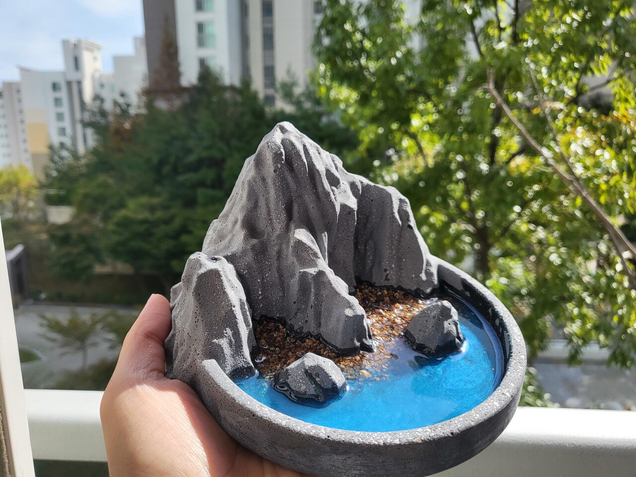 전남도 청춘어람 공모전에서 여수 김규리 씨가 해양 쓰레기로 방치되는 패각과 폐플라스틱을 활용한 다양한 형태의 오브제 제품, 화분, 시설물을 개발하는 아이디어로 사업에 선정돼 제품을 상품화함으로써 중소벤처기업청장상을 받았다.(사진=전남도)