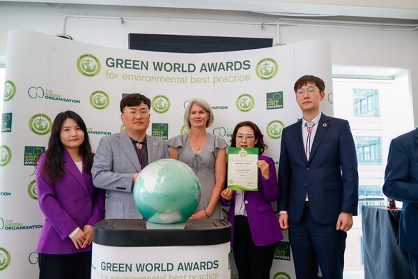 그린월드어워즈 금상 수상 모습[사진=신안군]