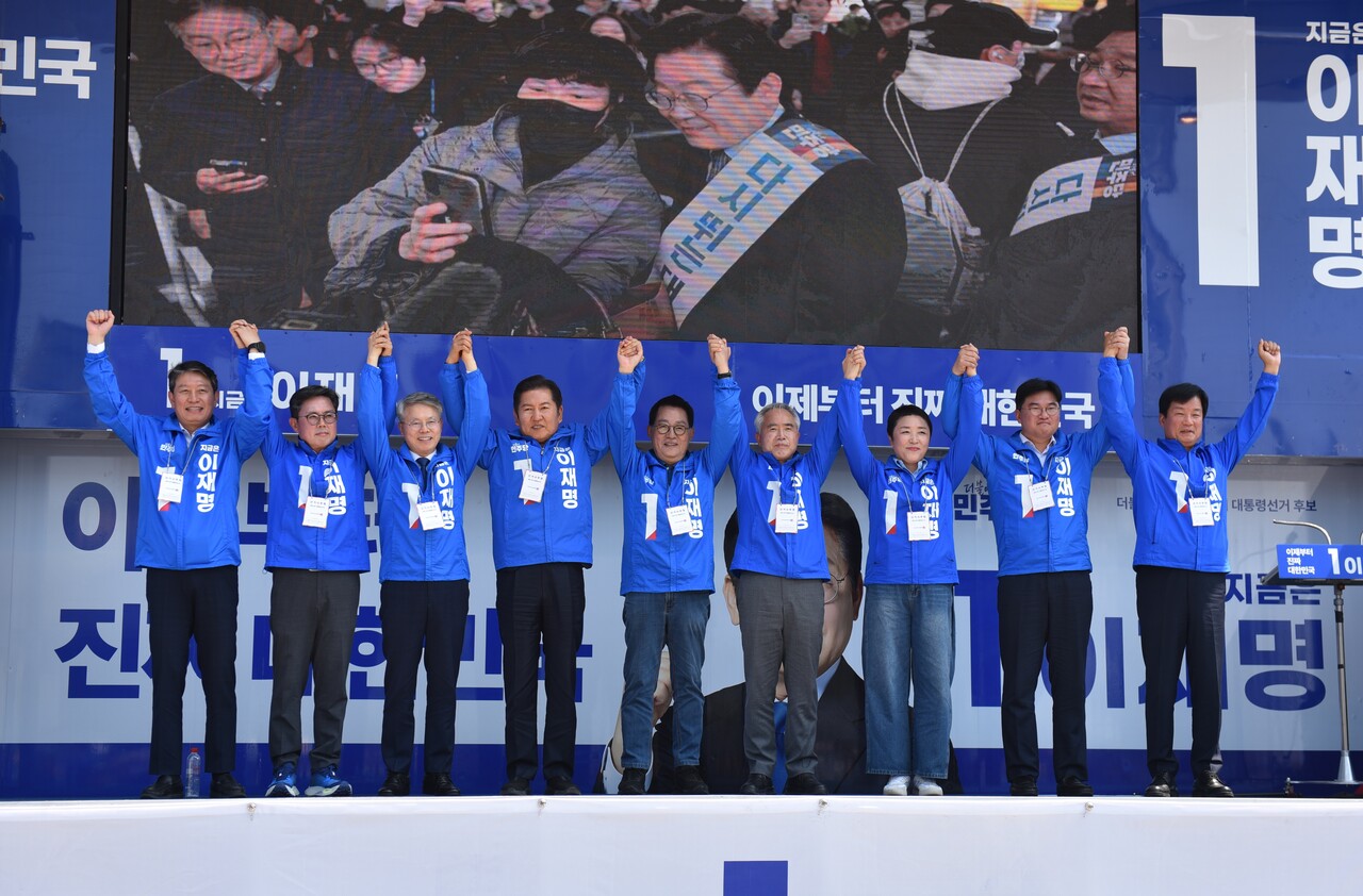 더불어민주당 진짜 대한민국 광주 선거대책위원회는 5월 12일 오후 2시 5·18 민주광장에서 제21대 대통령선거를 앞두고 정권교체를 향한 총력 선거체제 돌입을 알리는 출정식을 개최했다.[사진=진짜 대한민국 광주선대위 공보단]