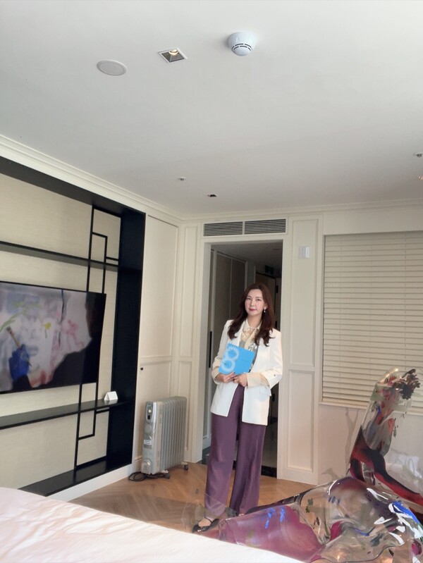 전시 해설중인 장자윤 제이플레이스 대표. [사진=제이플레이스]