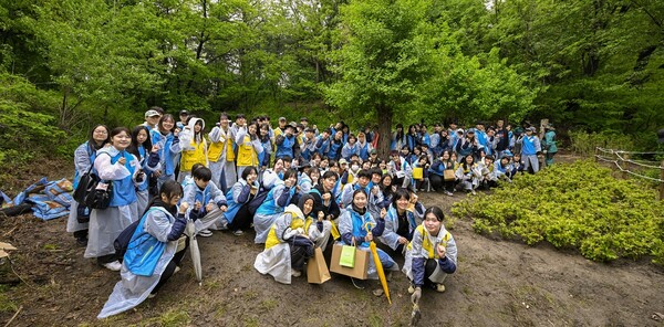 5월 10일 KT&G복지재단이 KT&G 임직원 봉사단 및 자원봉사자들과 함께 북한산국립공원에서 ‘아름드리 생태복원 봉사활동’을 진행했다. [사진=KT&G]