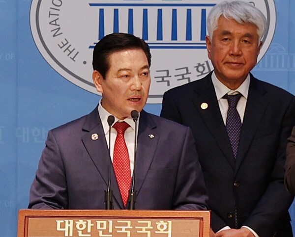 조재구 대구 남구청장이 5윌 13일 국회에서 '제21대 대통령 선거 공약' 촉구 기자회견을 갖고 있다. [사진=대한민국시장군수구청장협의회]