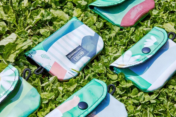 가든 음악회 현수막을 업사이클링한 카드 포켓. [사진=대우건설]