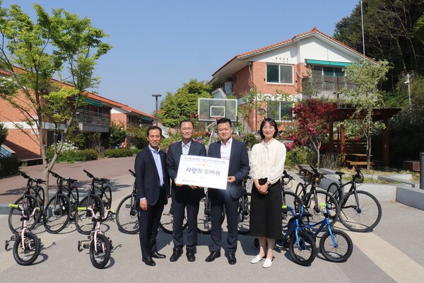 현대하이카손해사정 이재열 대표이사(사진 왼쪽 세 번째)가 서울SOS어린이마을에서 김용수 원장(왼쪽 두 번째)과 '사랑의 두바퀴' 자전거를 전달하며 기념 촬영을 하고 있다. [사진=현대해상]