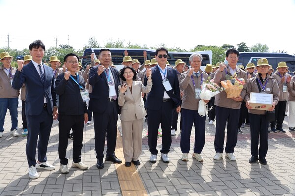 5월 14일 환영식에서 꽃다발과 과일 바구니를 전달하고 기념 사진을 찍고 있다. [사진=차윤기 기자]