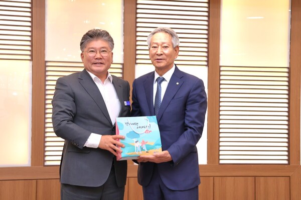 5월 14일 장세일 영광군수가 김점두 경상북도체육회장에게 기념품을 전달 하고 있다. [사진=차윤기 기자]