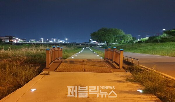   청주시가 설치한  무심천 산책로 태양광 도로표지병