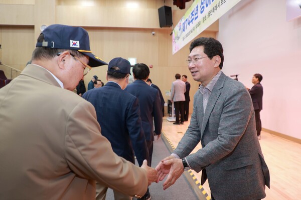 이상일 용인특례시장이 5월 14일 상이군경 회원들에게 인사하고 있다. [사진=용인특례시 제공]