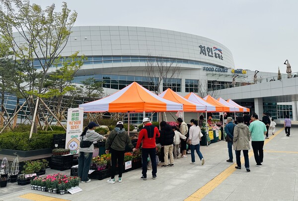 처인휴게소에 마련된 '로컬푸드 직거래장터' 모습 [사진=용인특례시 제공]
