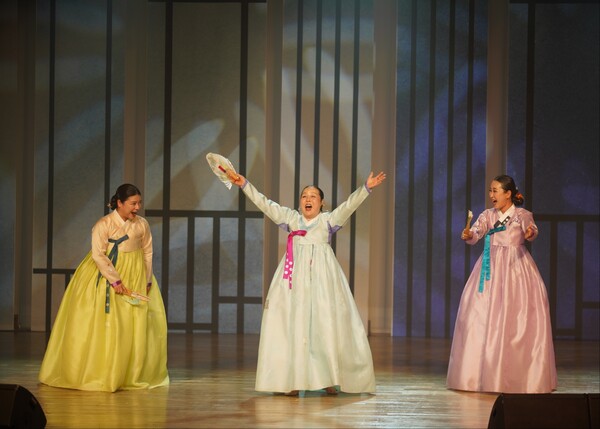 5월 14일 오후 경북 경주 서라벌문화회관에서 열린 판소리 ‘흥보가’ 기획 공연에서 정순임 명창이 전수생들과 함께 합동 무대를 선보이고 있다.[사진= 경주시]