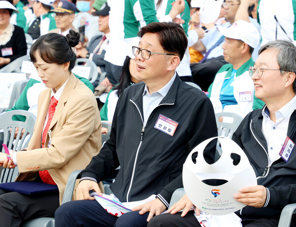 성남시의회 안광림 부의장이 5월 15일 가평군 자라섬 중도에서 열린 제71회 경기도체육대회 개회식을 지켜보고 있다.[사진=성남시청 제공]