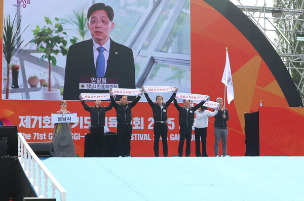 성남시의회 안광림 부의장이 5월 15일 개회사를 전하고 있다. [사진=성남시청 제공]