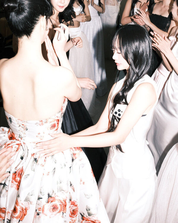 의상을 손보는 JOY KIM(조이킴) 디자이너 (자료제공: 젠티르)