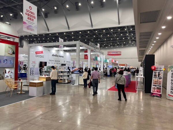 제12회 대구국제뷰티엑스포에 시민이 방문해 부스를 둘러보고 있다. [사진=이대경 기자]