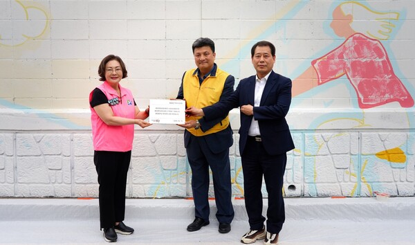 HDC현대산업개발은 5월 15일 도시정비부문 임직원과 용산구 주민, 용강중학교 학생 등 40여 명과 함께 서울시 용산구 용강중학교 일대 담장 벽화그리기 봉사활동을 진행했다. (사진 왼쪽부터 차례로) 박희영 용산구청장, 강경민 HDC현대산업개발 도시정비부문장, 권충환 용강중학교장. [사진=HDC현대산업개발]