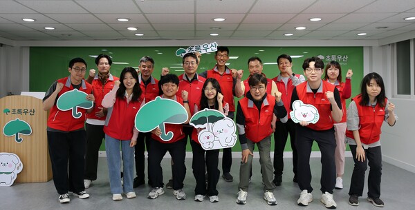 5월 15일 ABL생명 임직원 16명이 서울 영등포구 영등포종합사회복지관에서 시설 환경정화 및 이주배경아동을 위한 간식 만들기 봉사활동을 진행한 후 기념사진을 촬영하고 있다. [사진=ABL생명]