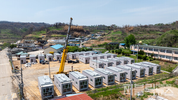 지난 16일 영덕읍 매정리 산불 이재민 임시 조립주택 설치 모습.[사진 = 영덕군]