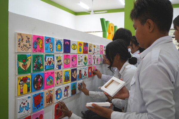 KB국민은행이 캄보디아 댐낙엠필 중학교 'KB라이브러리'에 미니 캔버스 액자 700여 점을 선물했다. [사진=KB국민은행]