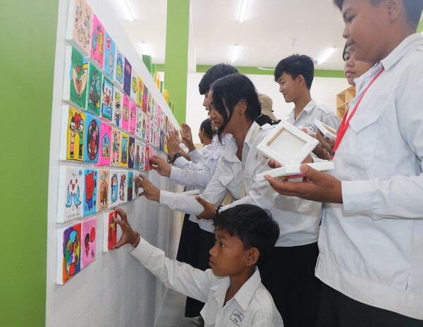 KB국민은행이 캄보디아 댐낙엠필 중학교 'KB라이브러리'에 미니 캔버스 액자 700여 점을 선물했다. [사진=KB국민은행]