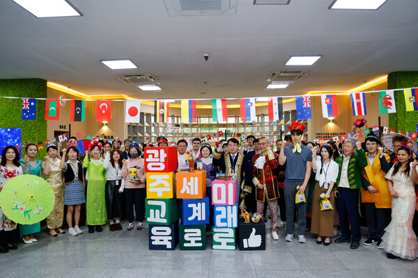  ‘제18회 세계인의 날’을 맞아 직원들은 각국의 여러 전통의상을 입으며, 다양한 프로그램을 함께 했다.[사진=광주광역시교육청]
