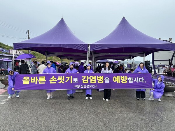 지난 16일 라벤더 축제장에서 감염병 예방 캠페인을 하고 있다.[사진=신안군]