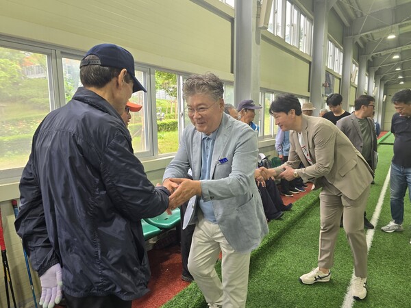 5월 20일 장세일 영광군수와 정병환 영광군 체육회장은 참가한 선수들과 일일이 악수하며 격려하고 있다. [사진=차윤기 기자]