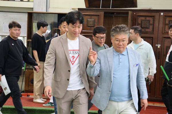 5월 20일 장세일 영광군수는 정병환 영광군체육회장과 경기장의 내부 시설에 대해 의견을 나누고있다. [사진=차윤기 기자]